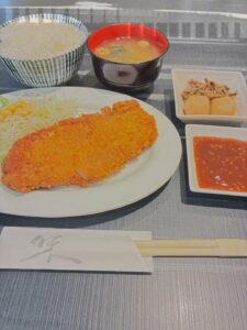 本日のランチ 本日の日替わり定食＝豚ロースとんかつと小芋煮【 […]